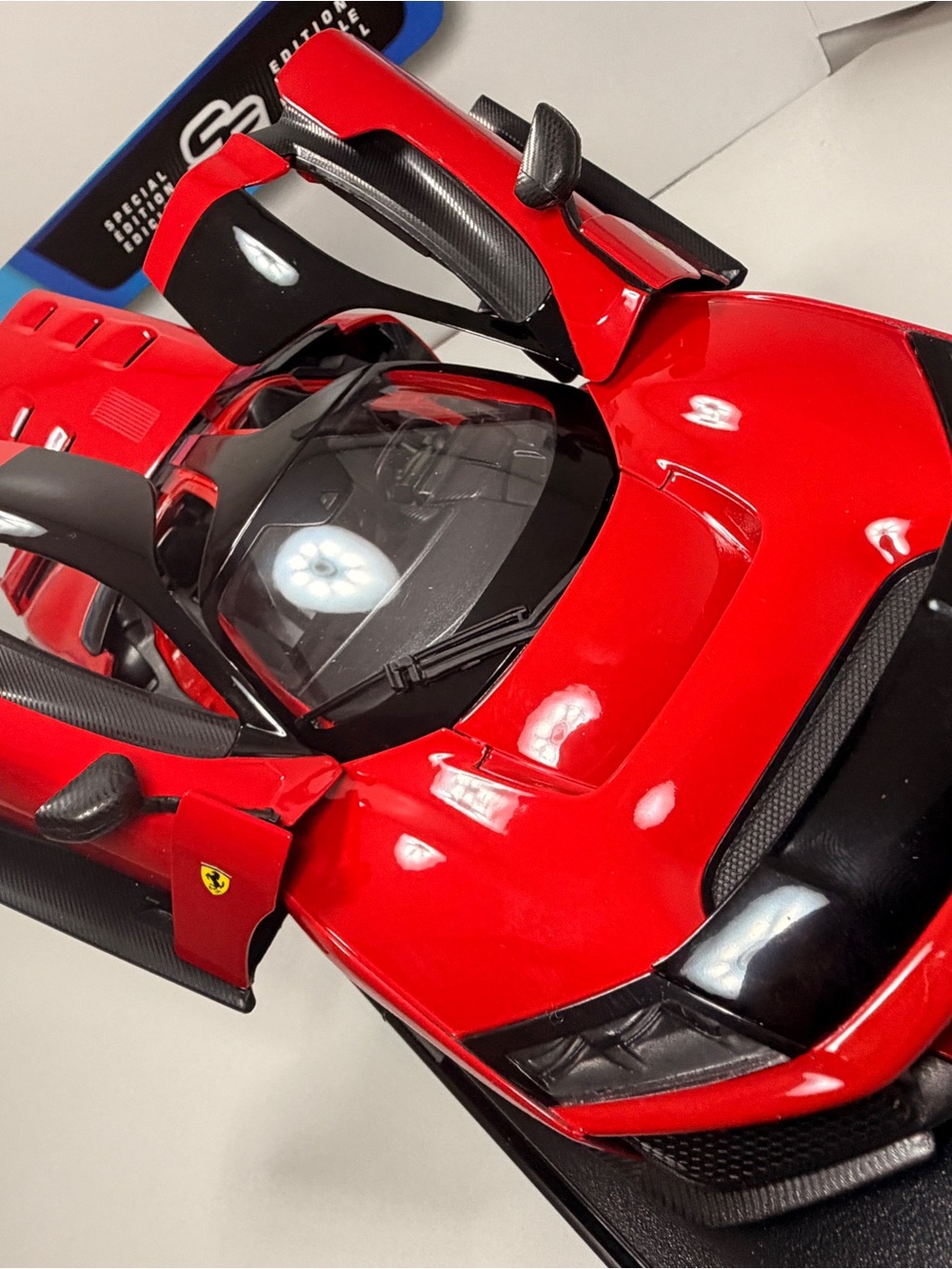Maisto Special Edition 1:18 Ferrari F80 Diecast Car - Red/Black w/ Case